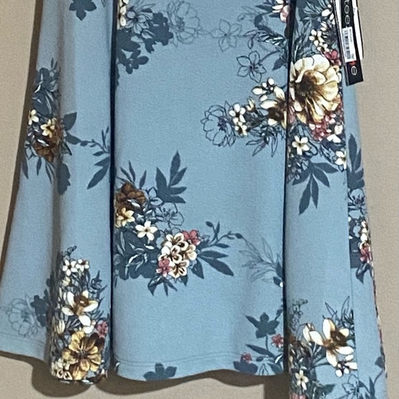 Pretty knee length spring dress. - Picture 2 of 2